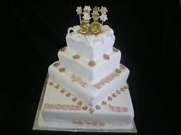 עוגת יום הולדת 4 קומות הגיל 50 בזהב יוצא מהעוגה